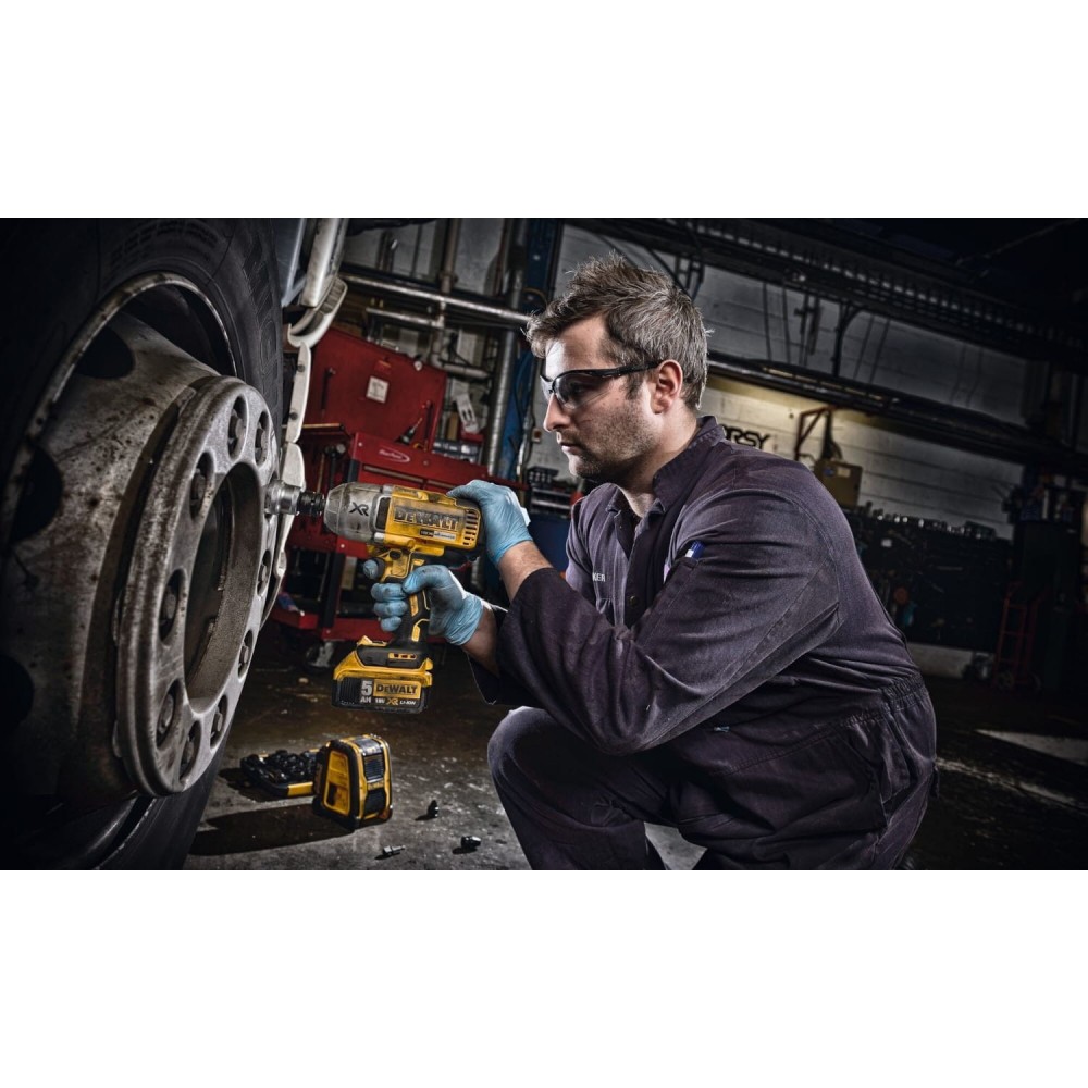 Акумулаторен гайковерт, 18V, ударен , безчетков 950Nm, DeWalt DCF899HN