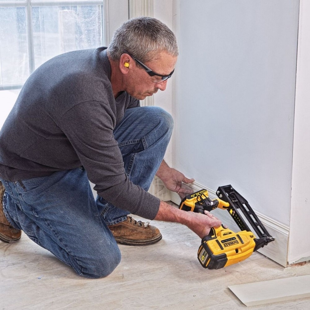 Акумулаторен такер 18 V, 32-64 мм, 110 пирона, 0°, DeWalt DCN662D2