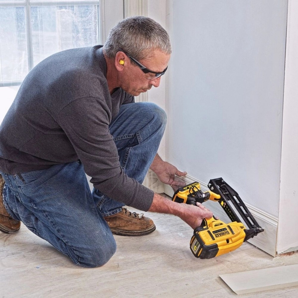 Акумулаторен такер 18 V, 32-64 мм, 110 пирона, 0°, DeWalt DCN662NT