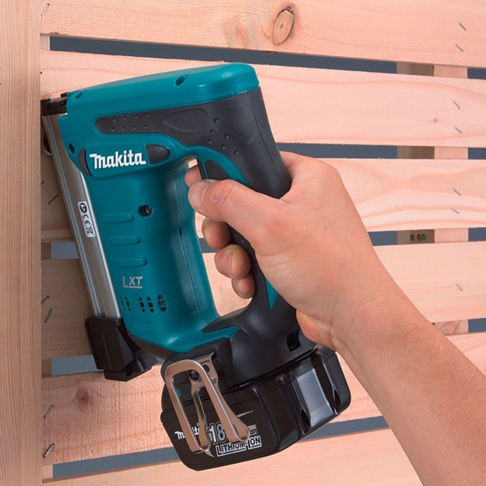 Акумулаторен такер 18V, 10 – 22 мм, Makita DST221Z