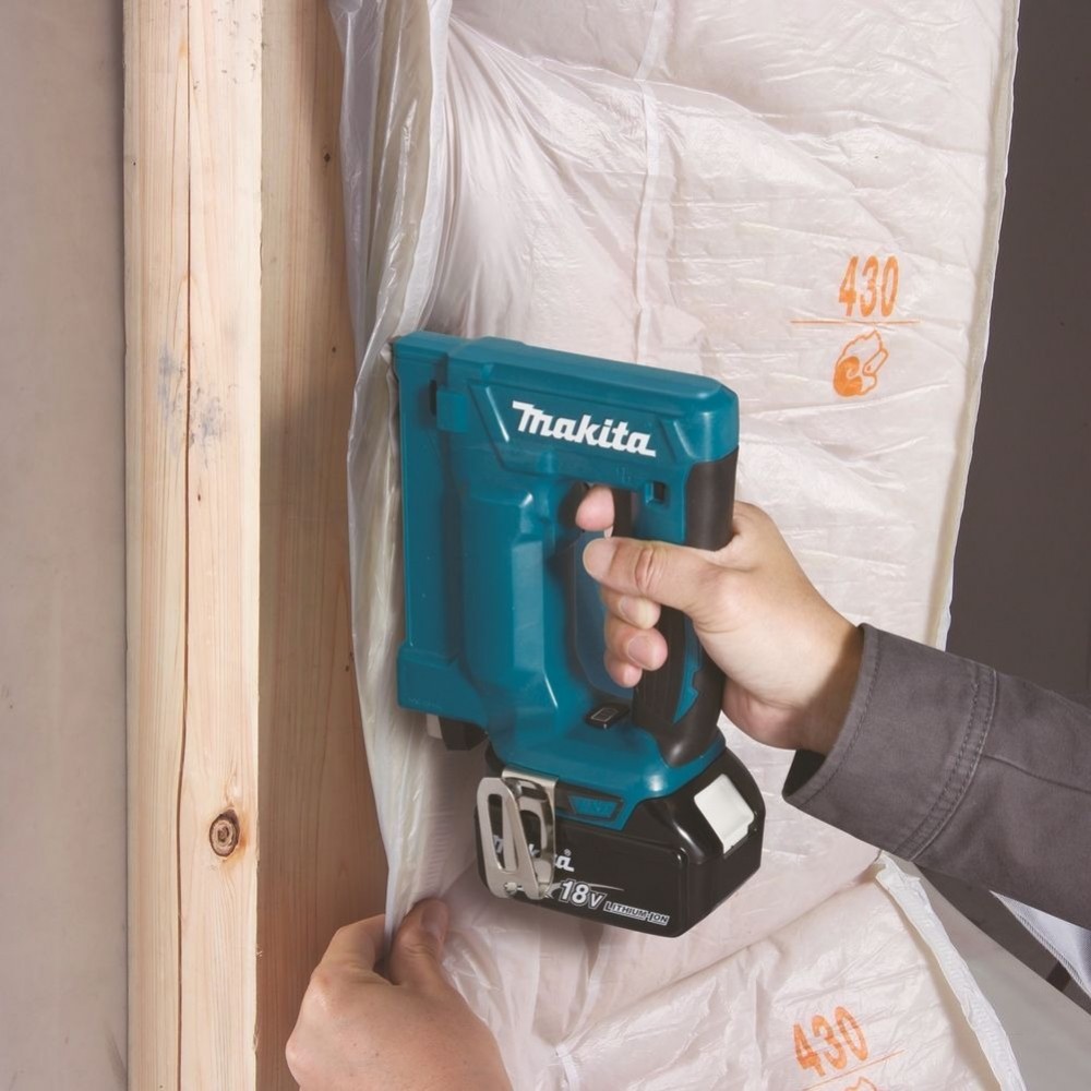 Акумулаторен такер 18V, 7-10 мм, Makita DST112Z