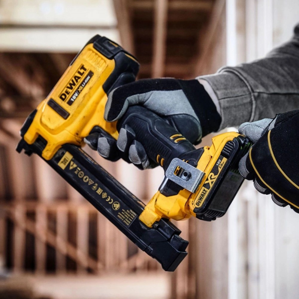 Акумулаторен такер за кабели 18 V, 25.4 мм, DeWalt DCN701N