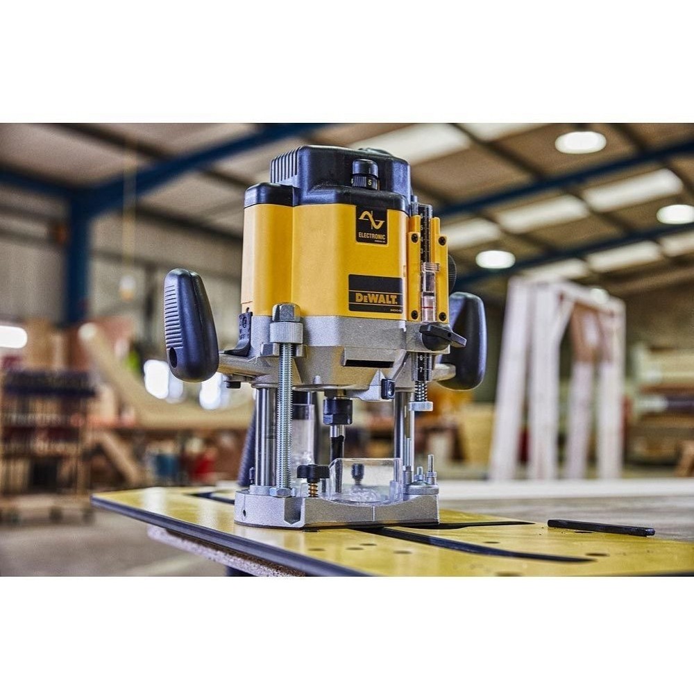 Оберфреза DeWalt DW625EK