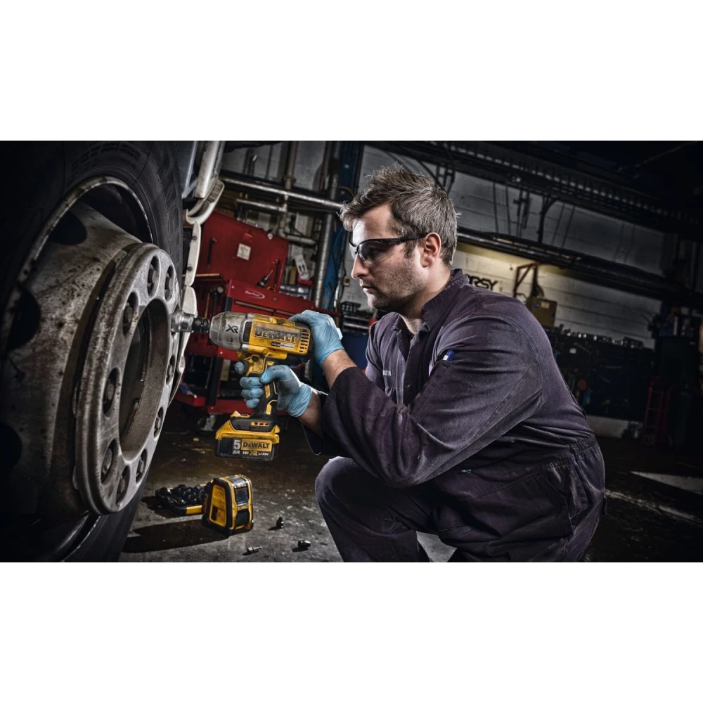 Акумулаторен гайковерт, 18V, ударен , безчетков 950Nm, DeWalt DCF899HN