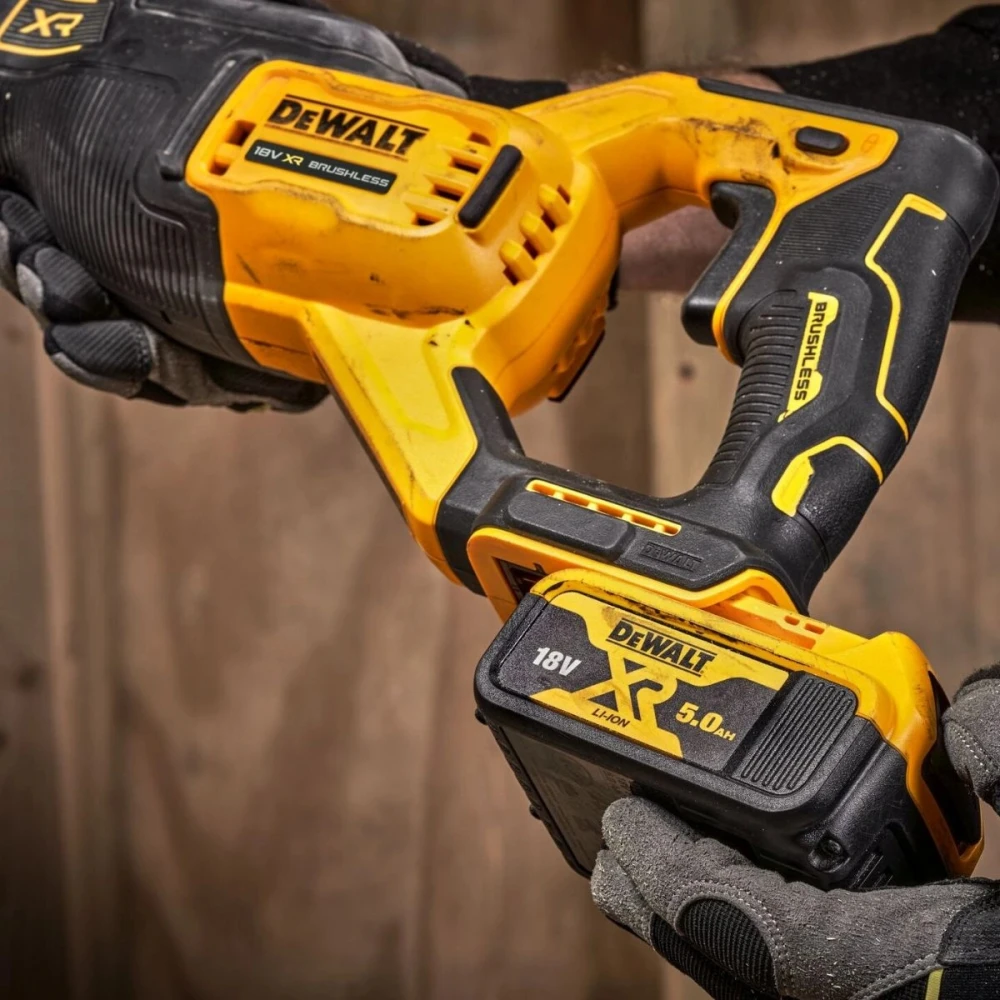 Акумулаторен саблен трион 18 V, 28.6 мм, DeWalt DCS382NT