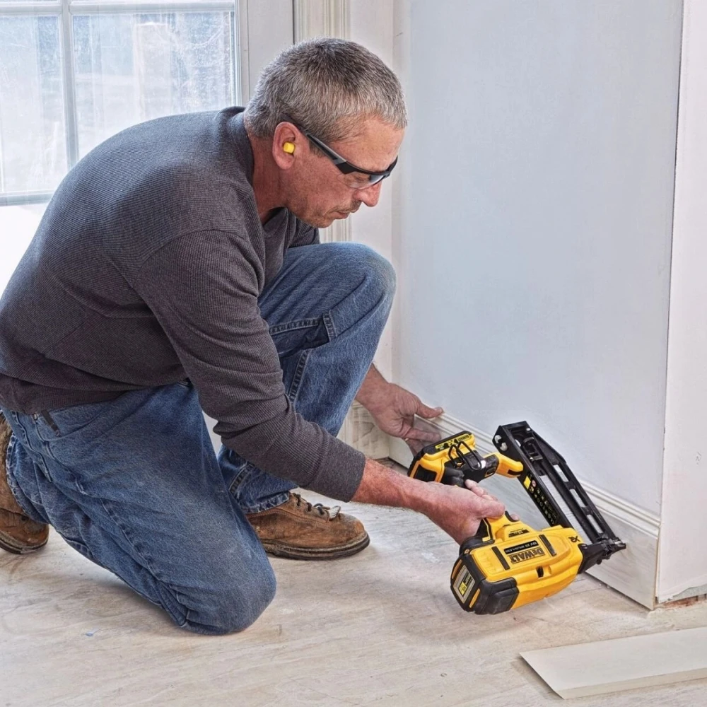 Акумулаторен такер 18 V, 32-64 мм, 110 пирона, 0°, DeWalt DCN662N