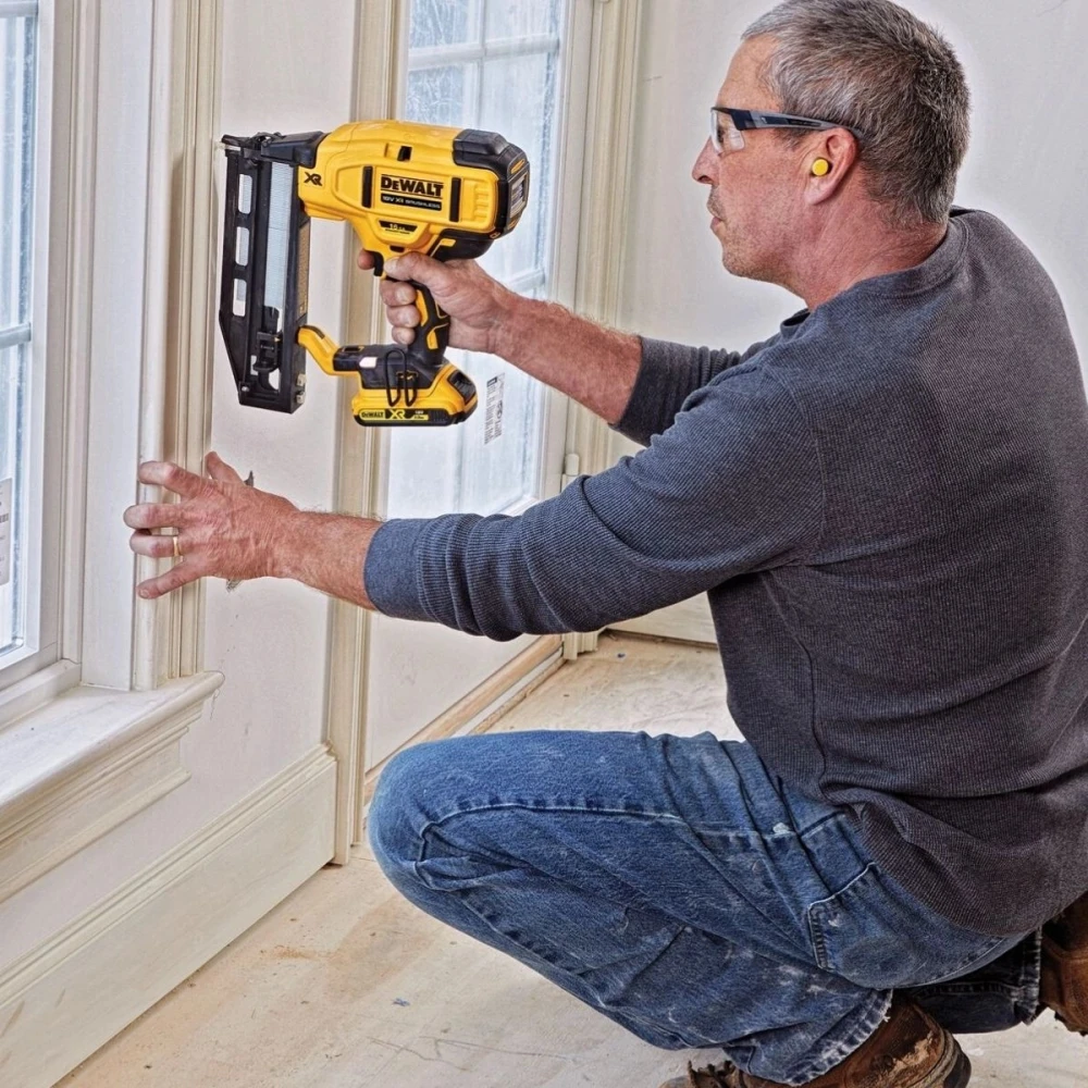 Акумулаторен такер 18 V, 32-64 мм, 110 пирона, 0°, DeWalt DCN662NT