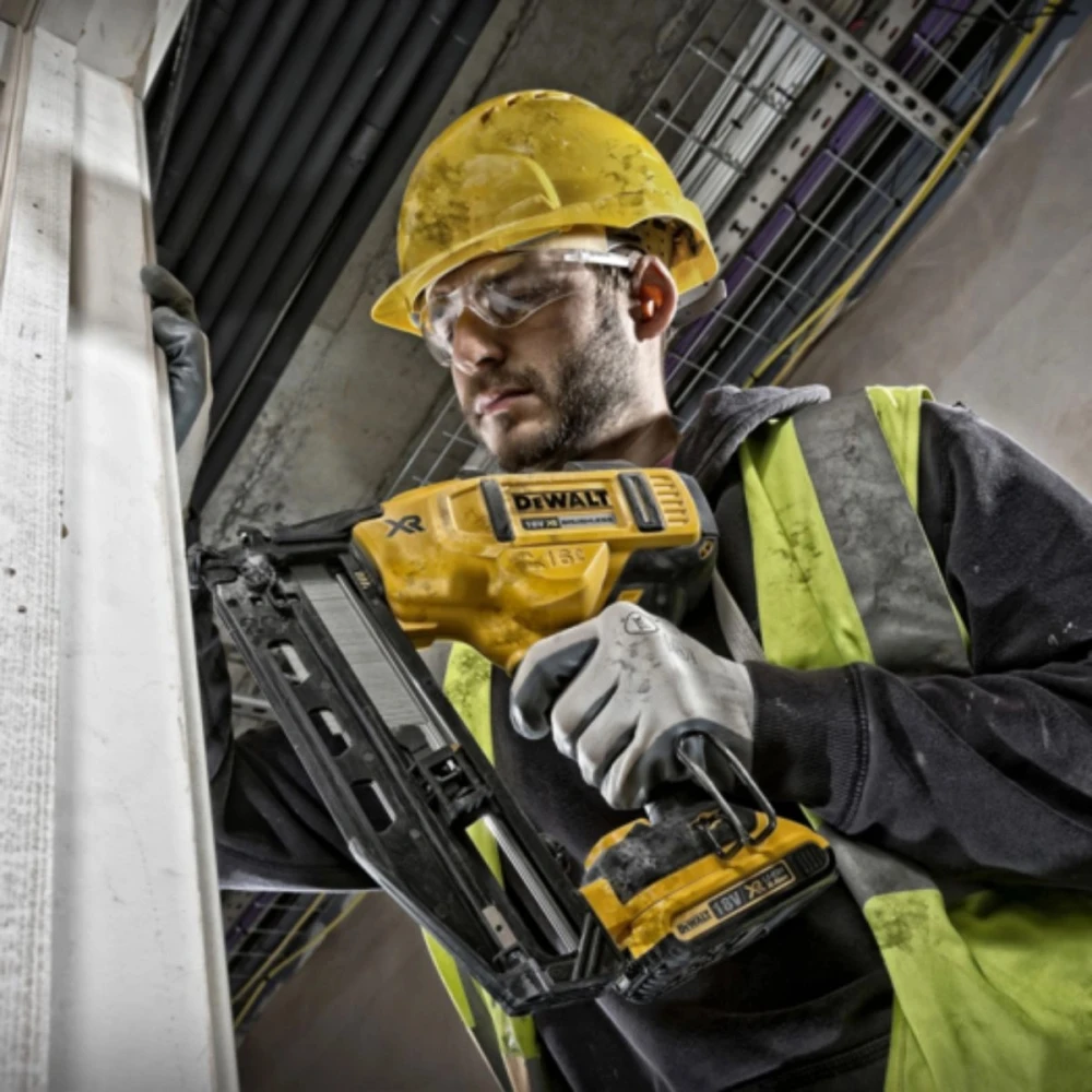 Акумулаторен такер 18 V, DeWalt DCN660NT