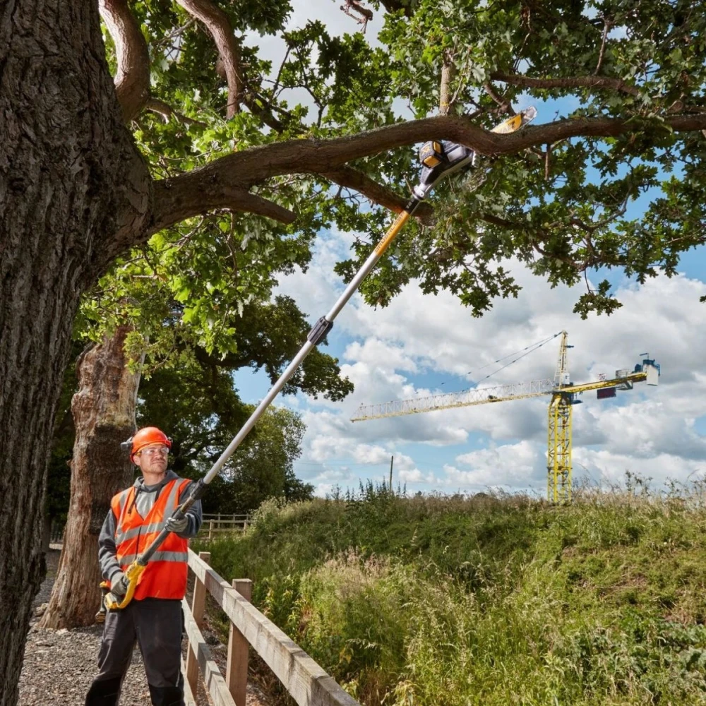 Акумулаторен телескопичен, верижен трион 18 V, 20 см, DeWalt DCMPS567N