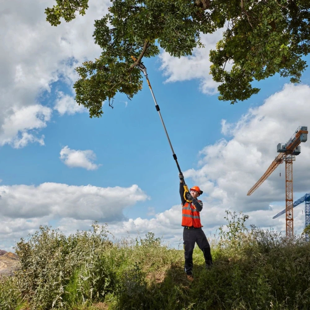 Акумулаторен телескопичен, верижен трион 18 V, 20 см, DeWalt DCMPS567P1