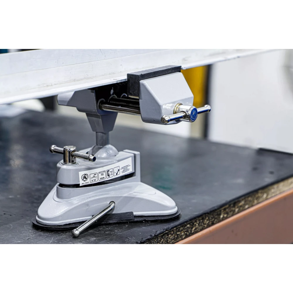 Въртящо се настолно менгеме 70 мм с вакуумна основа BGS71017