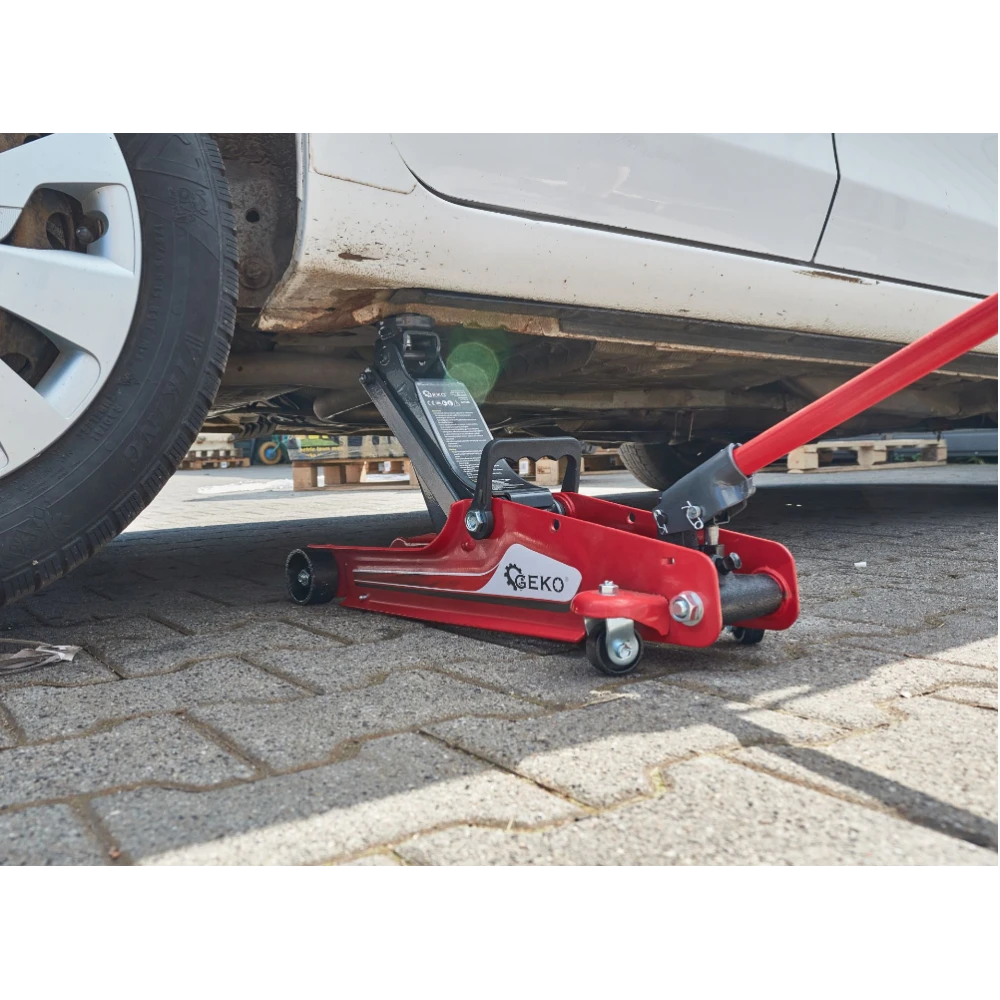 Хидравличен нископрофилен крик 2.5 тона + гума GEKO G02046