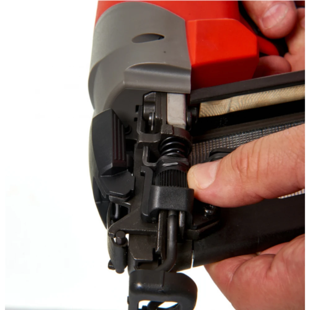 Акумулаторен такер 18 V, 2 Ah, 32-63 мм, с батерия - M18CN16GA-202X